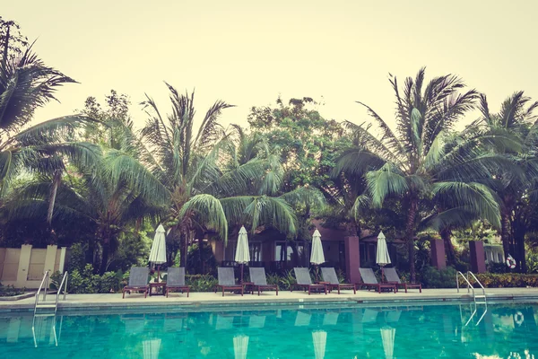 Bela piscina exterior de luxo — Fotografia de Stock