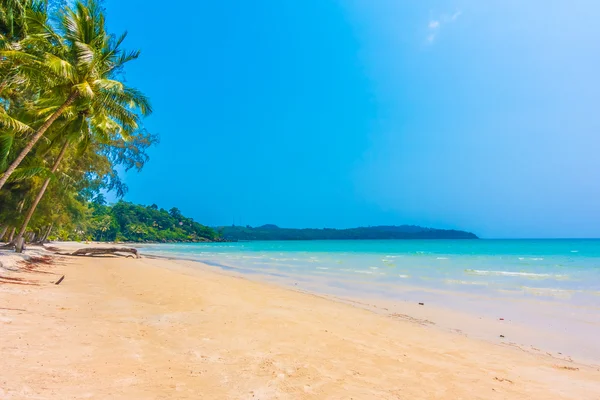 Hermoso océano tropical y playa de arena — Foto de Stock