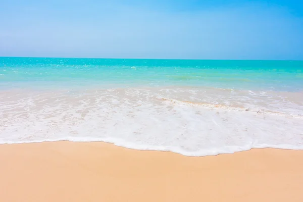 Beautiful tropical beach and sea — Stock Photo, Image