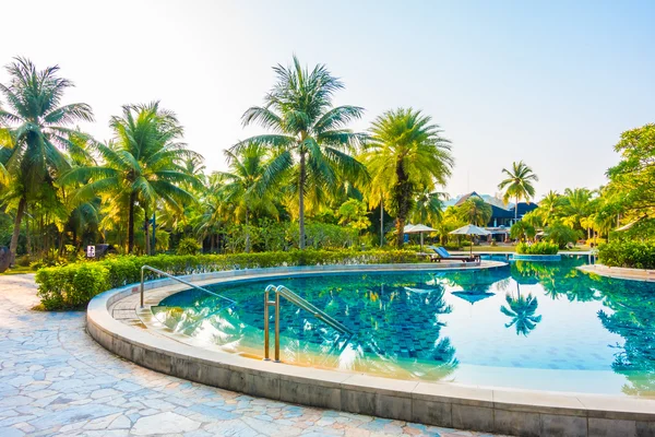 Beautiful luxury outdoor swimming pool — Stock Photo, Image