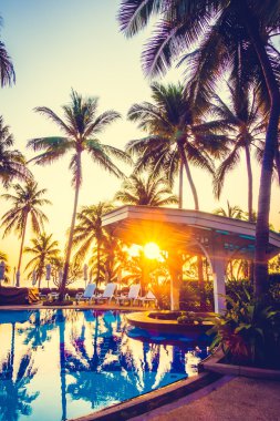 Güzel lüks açık şemsiye ve sandalyeler