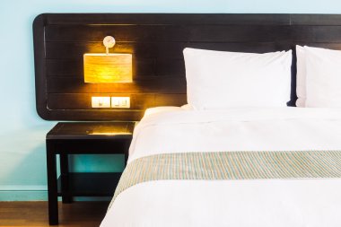 Yatakta güzel lüks beyaz yastıklar