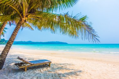Güzel tropikal deniz ve kum plaj