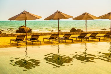 Güzel lüks şemsiyeleri ve sandalyeler