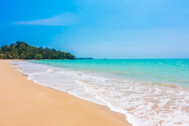 Güzel tropikal plaj ve deniz