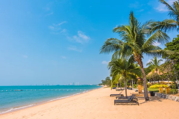 Hermosa playa y mar con palmera — Foto de Stock