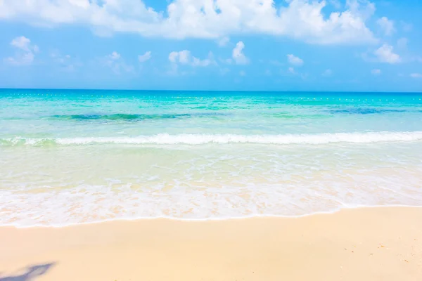 Hermosa playa tropical y el mar — Foto de Stock