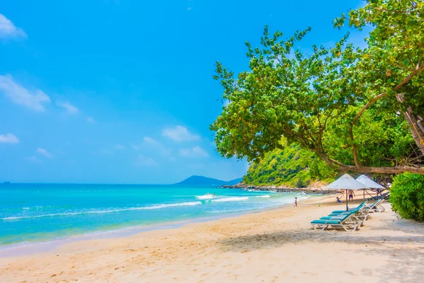 Hermosa playa tropical y paisaje marino — Foto de Stock