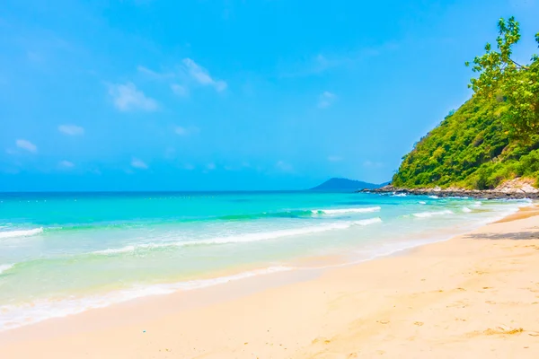 Hermosa playa tropical y paisaje marino — Foto de Stock