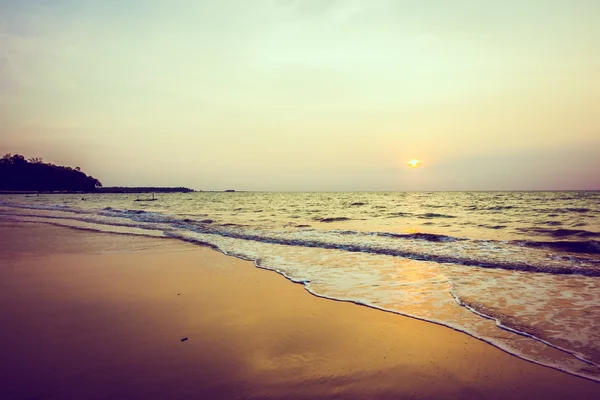 Mooie zonsondergang op tropisch strand — Stockfoto