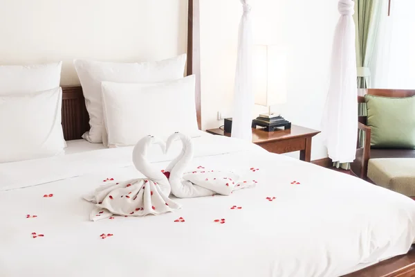 Swan διακόσμηση πετσέτα στο κρεβάτι — Φωτογραφία Αρχείου