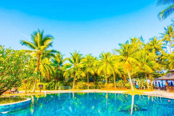 Bela piscina exterior de luxo — Fotografia de Stock