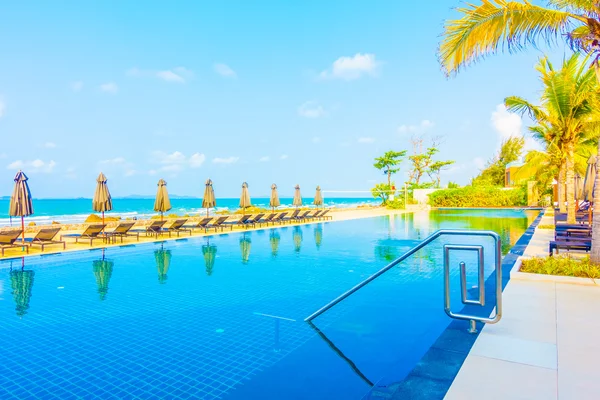 Outdoor swimming pool in hotel resort — Stock Photo, Image