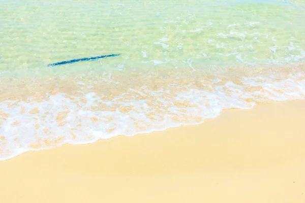 Schöner tropischer Ozean am Strand — Stockfoto