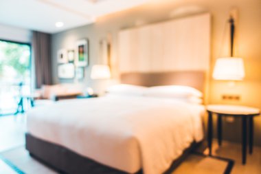 Beyaz yastık yatak üzerinde bulanıklık