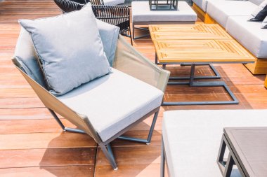 Kanepe üzerinde güzel yastık