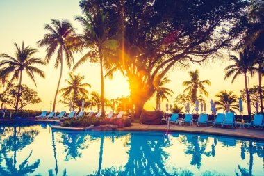 Güzel lüks açık şemsiye ve sandalyeler