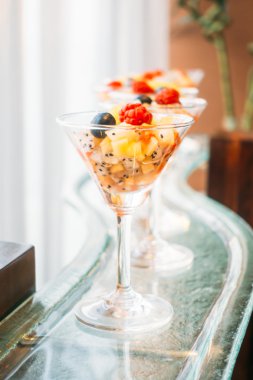 Cam açık büfe yemek, meyve