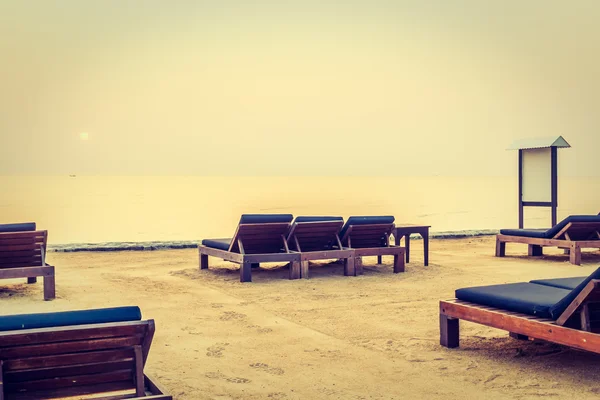 Lege stoel op het strand — Stockfoto