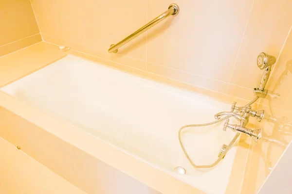 Décoration de baignoire dans la salle de bain intérieure — Photo