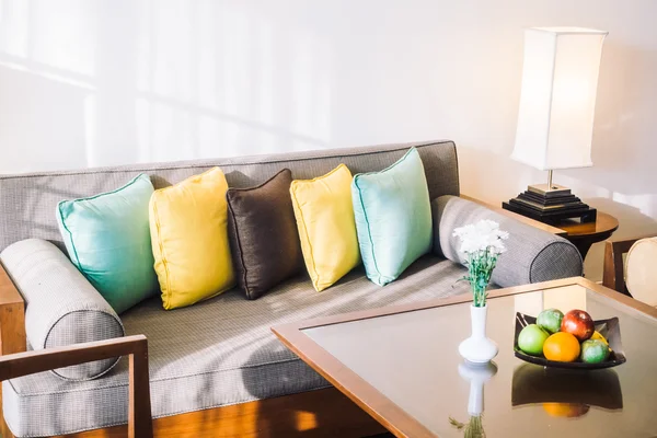 Belos travesseiros de luxo na decoração do sofá — Fotografia de Stock
