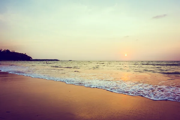 Hermosa puesta de sol en la playa tropical — Foto de Stock