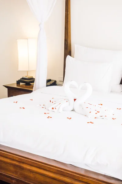 Asciugamano cigno decorazione sul letto — Foto Stock