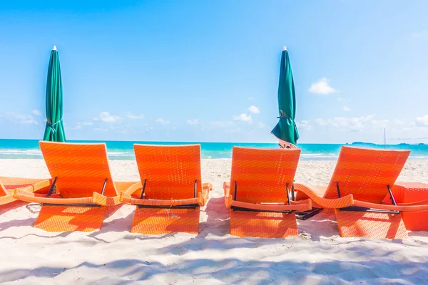 Parasols en stoelen op tropisch strand — Stockfoto