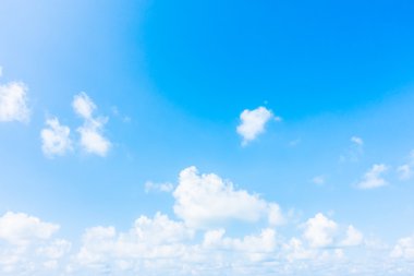 Mavi gökyüzünde beyaz bulutlar