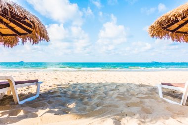 Şemsiye ve tropikal plaj sandalye