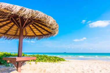 Güzel tropikal plaj şemsiyesi