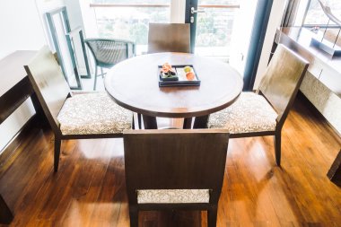 Boş masa ve sandalye