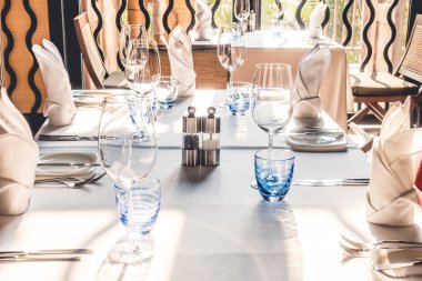 Otel restoranında Tablo ayarı