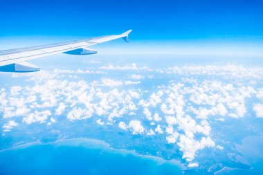 Uçak kanadı üzerinde güzel mavi gökyüzü