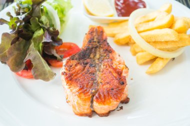 Somon steak beyaz plaka üzerinde