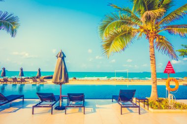 Güzel lüks şemsiyeleri ve sandalyeler