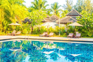 Otel havuzunda yüzme havuzu