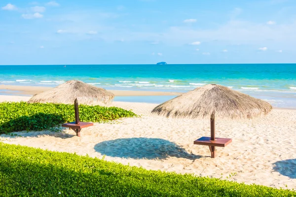 Sonnenschirm am schönen tropischen Strand — Stockfoto