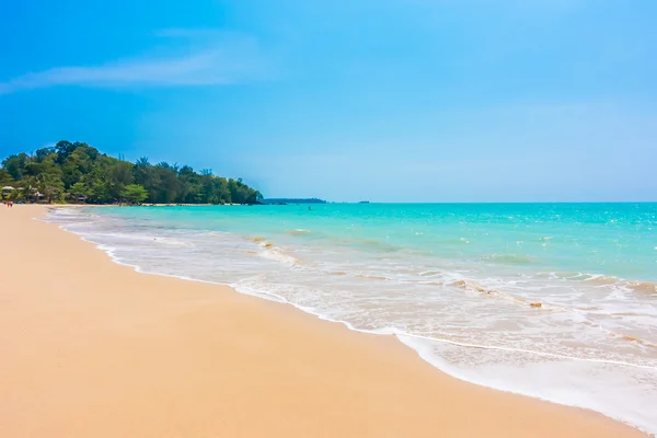 Beautiful tropical beach and sea — Stock Photo, Image