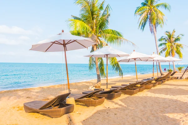 Ombrellone e sedia sulla bellissima spiaggia tropicale — Foto Stock