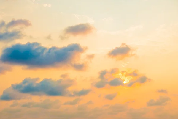 Zonsondergang met wolken op sky — Stockfoto