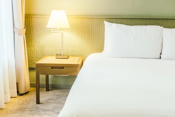 Красивые роскошные белые подушки на кровати — стоковое фото