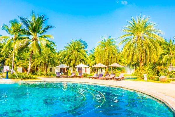 Piscina all'aperto nel resort dell'hotel — Foto Stock