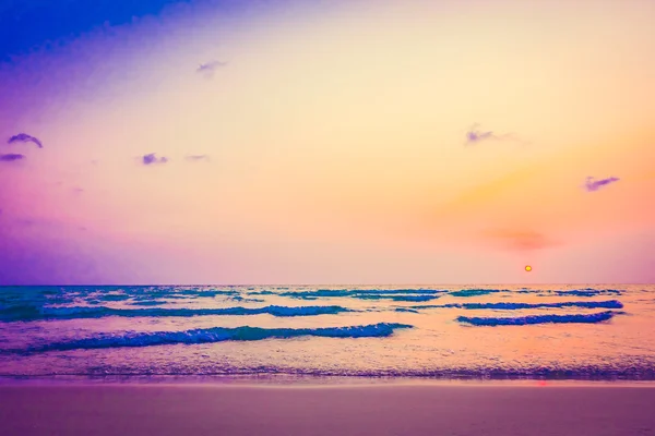 Schöner Sonnenuntergang am tropischen Strand — Stockfoto