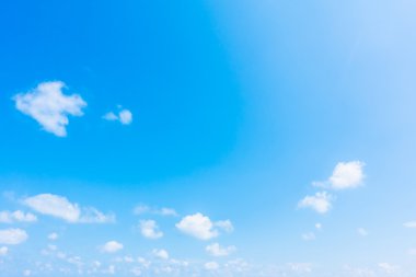 Mavi gökyüzünde beyaz bulutlar