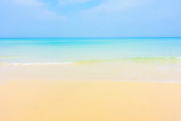 Красивый тропический океан на пляже — стоковое фото
