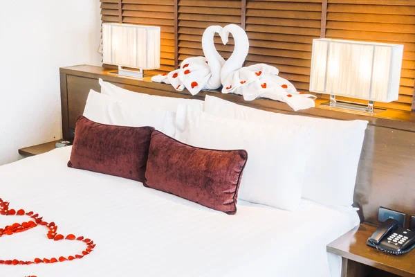 Bellissimi cuscini di lusso sulla decorazione del letto — Foto Stock