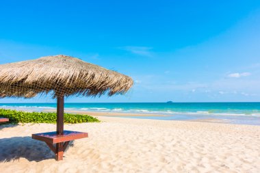 Güzel tropikal plaj şemsiyesi
