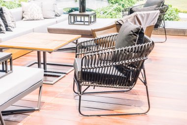 Kanepe üzerinde güzel yastık