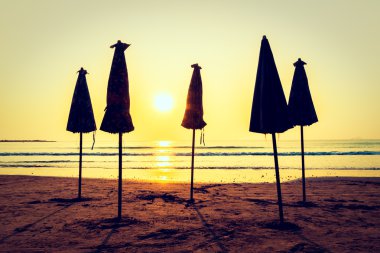 Plaj ve deniz güzel siluet şemsiyesi